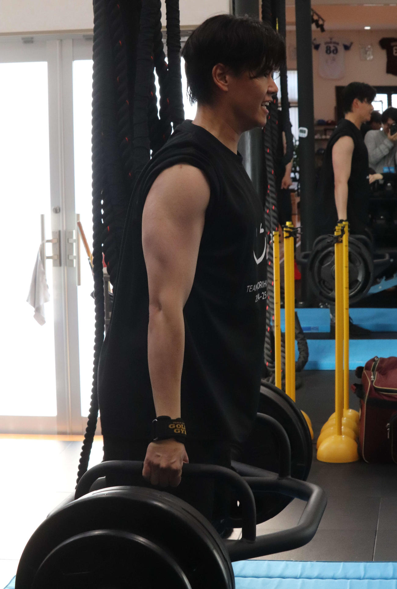 自主トレを公開し、ウエートトレーニングするDeNA坂本（撮影・小早川宗一郎）