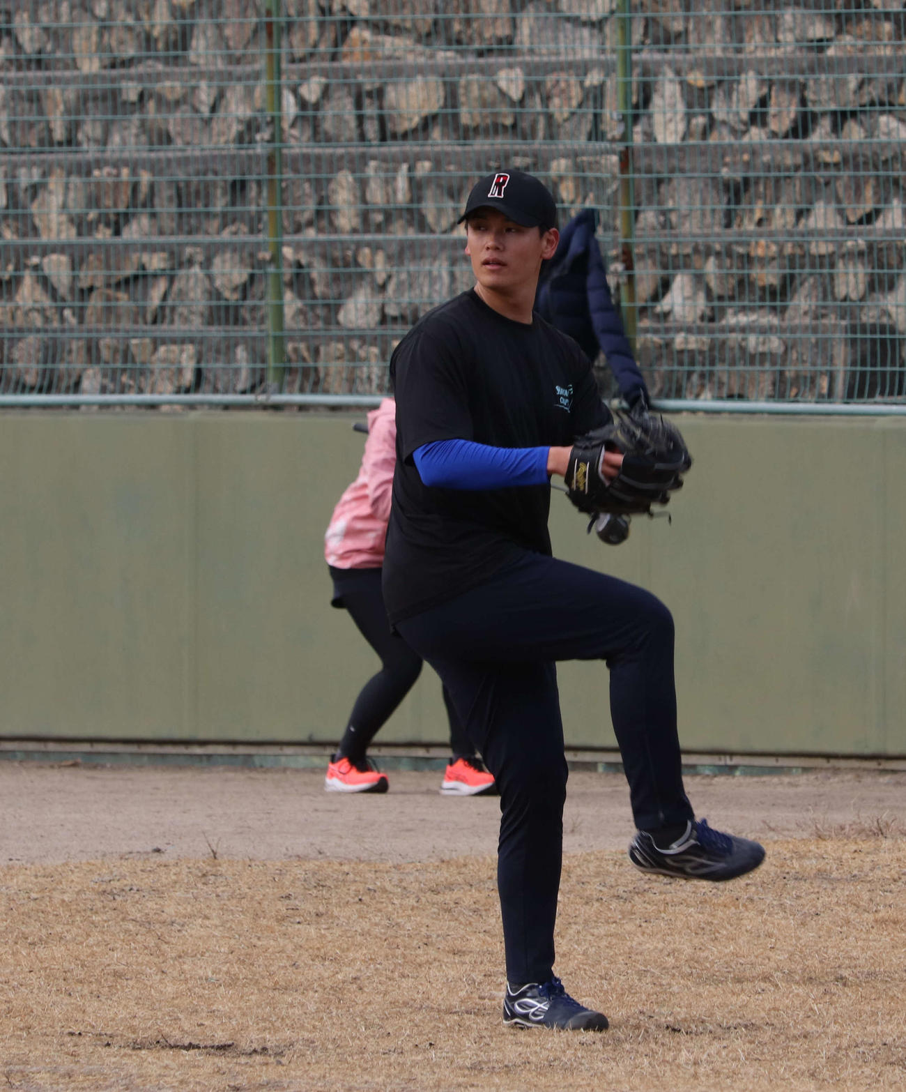 自主トレを公開し、「チーム森原」の一員としてキャッチボールをするDeNA坂本（撮影・小早川宗一郎）