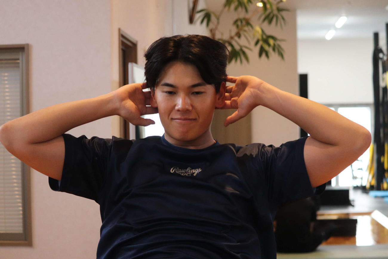 自主トレを公開し、マシンピラティスするDeNA坂本（撮影・小早川宗一郎）