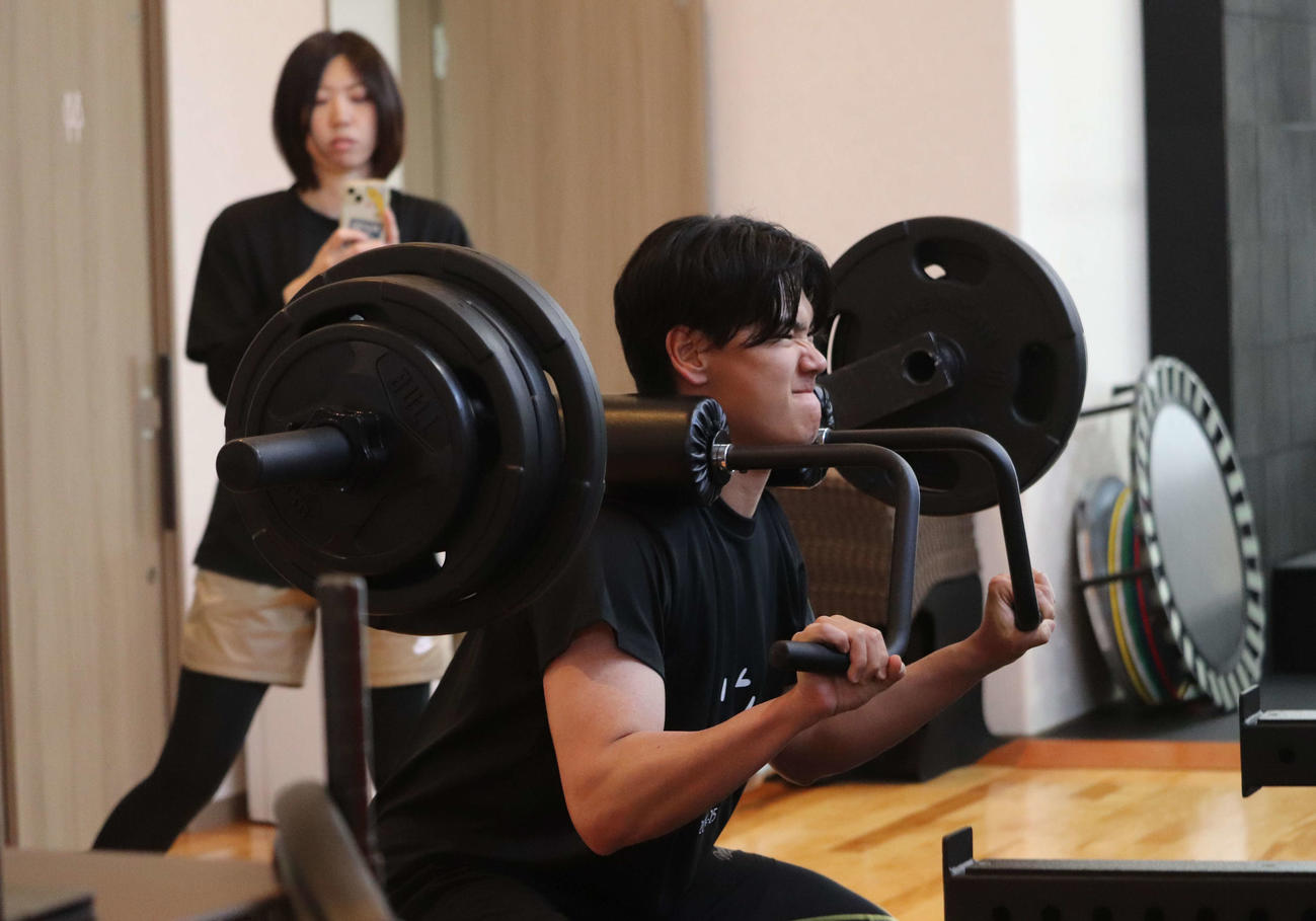 自主トレを公開し、ウエートトレーニングするDeNA坂本（撮影・小早川宗一郎）