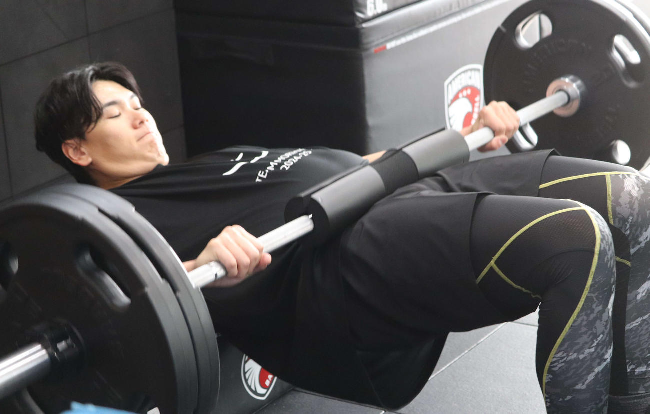 自主トレを公開し、ウエートトレーニングするDeNA坂本（撮影・小早川宗一郎）