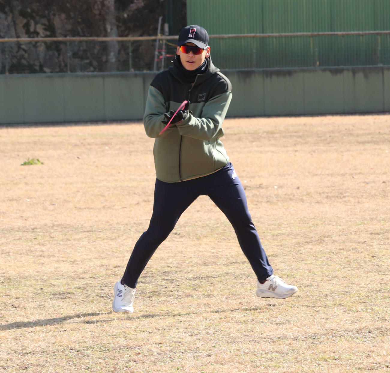自主トレを公開し、「チーム森原」の一員としてフリスビーキャッチをするDeNA坂本（撮影・小早川宗一郎）