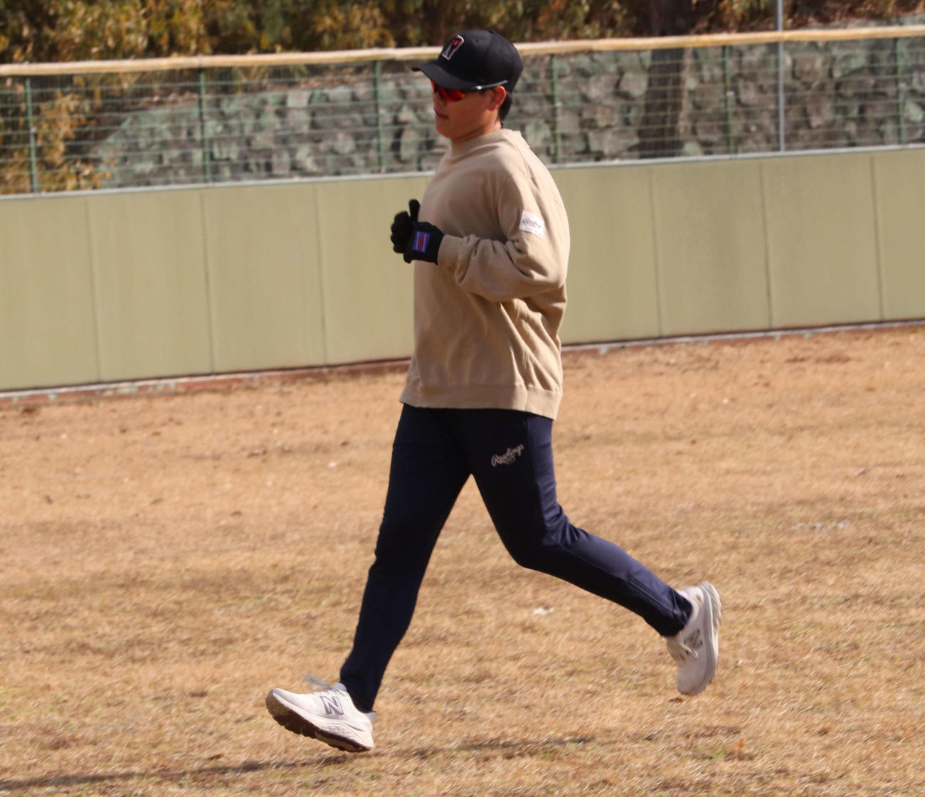 自主トレを公開し、ランニングするDeNA坂本（撮影・小早川宗一郎）