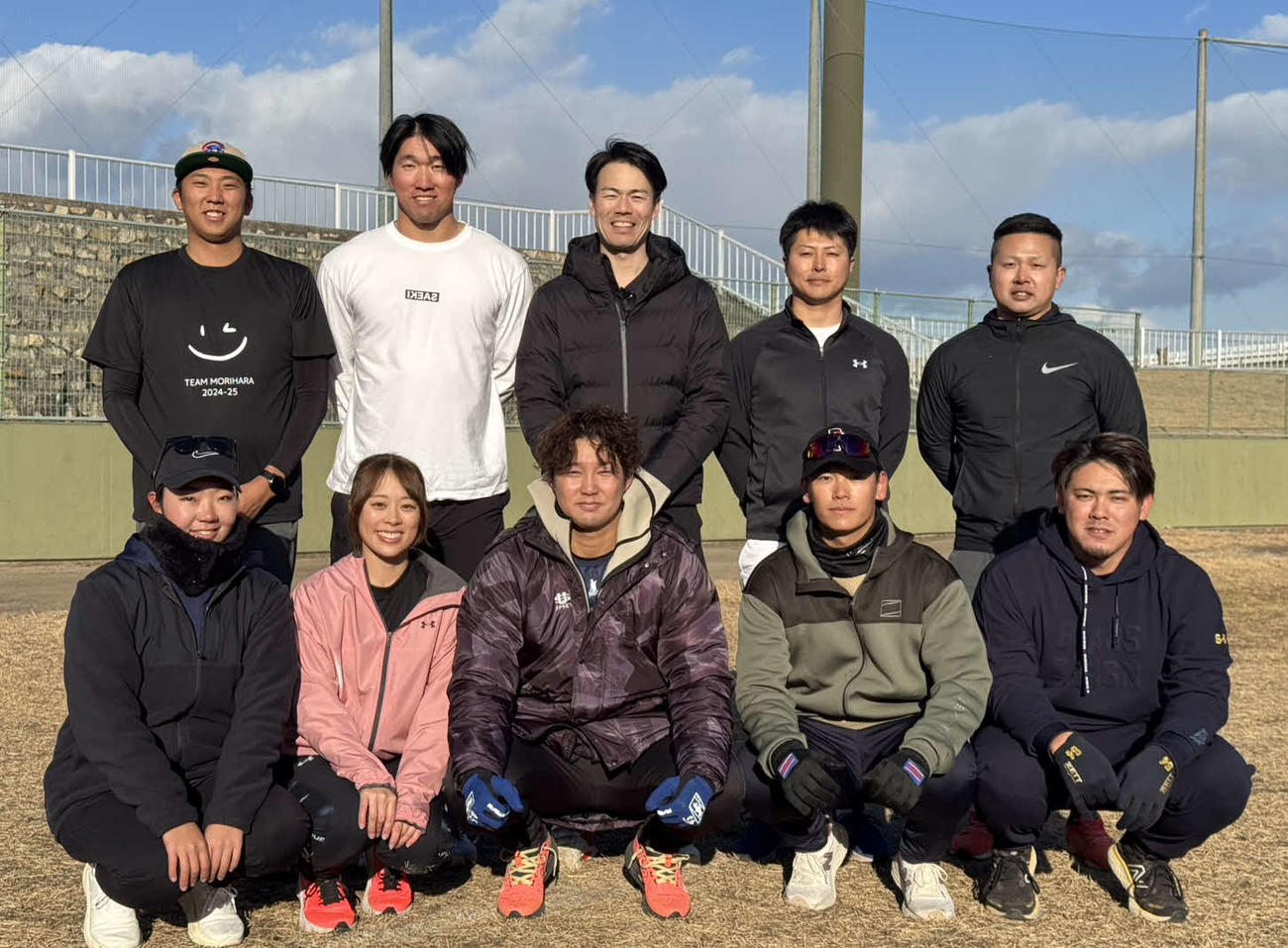 自主トレを公開したチーム森原。前列左から女子ゴルファーの片岡、笹原、DeNA森原、坂本、中川虎、後列左から2番目が日本ハム清宮虎、後列中央が森原と幼なじみの佐藤トレーナー（撮影・小早川宗一郎）