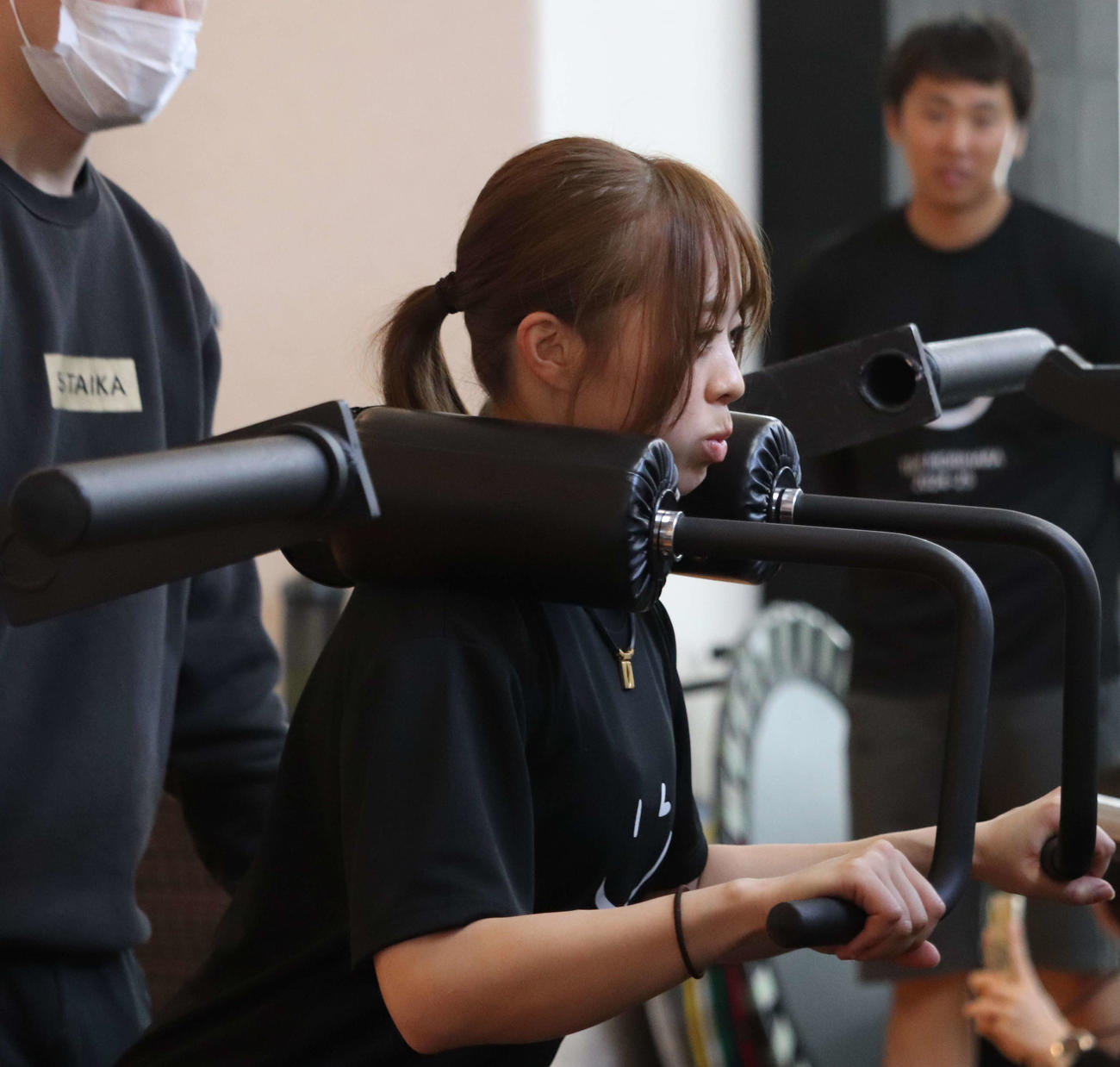 「チーム森原」自主トレでともにトレーニングした女子ゴルフの笹原優美（撮影・小早川宗一郎）