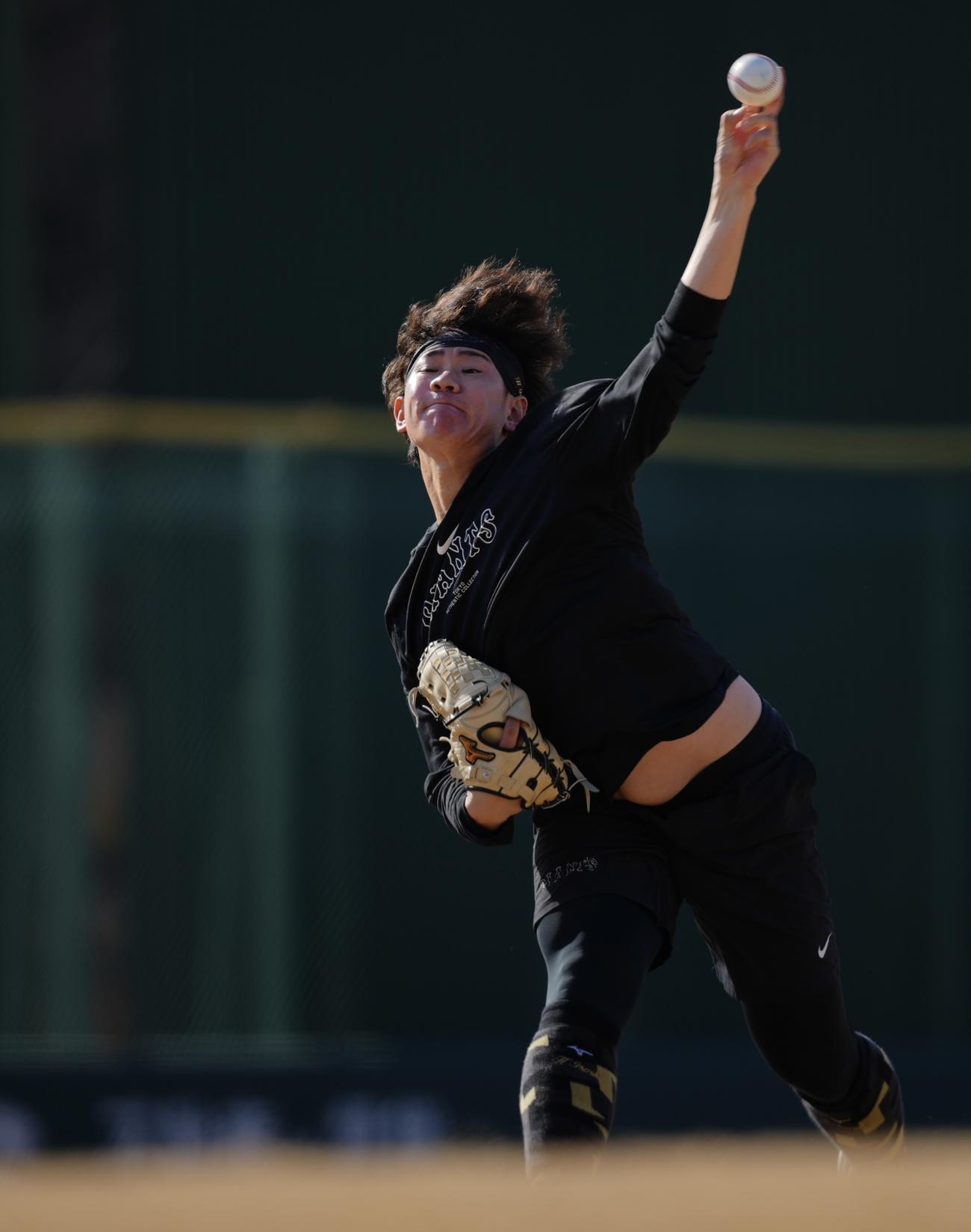 自主トレで投球練習に臨む巨人井上（撮影・垰建太）