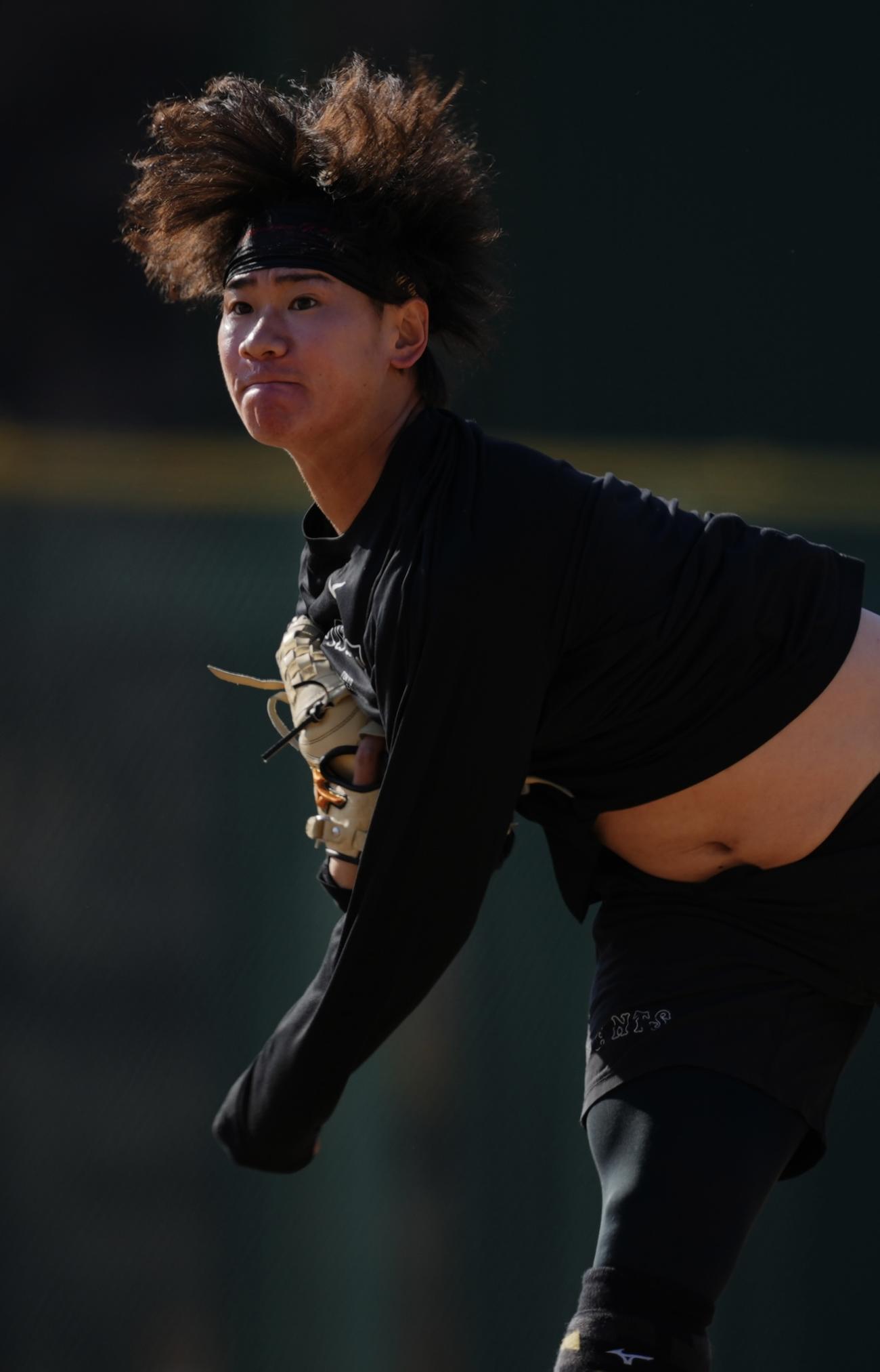 自主トレで投球練習に臨む巨人井上（撮影・垰建太）