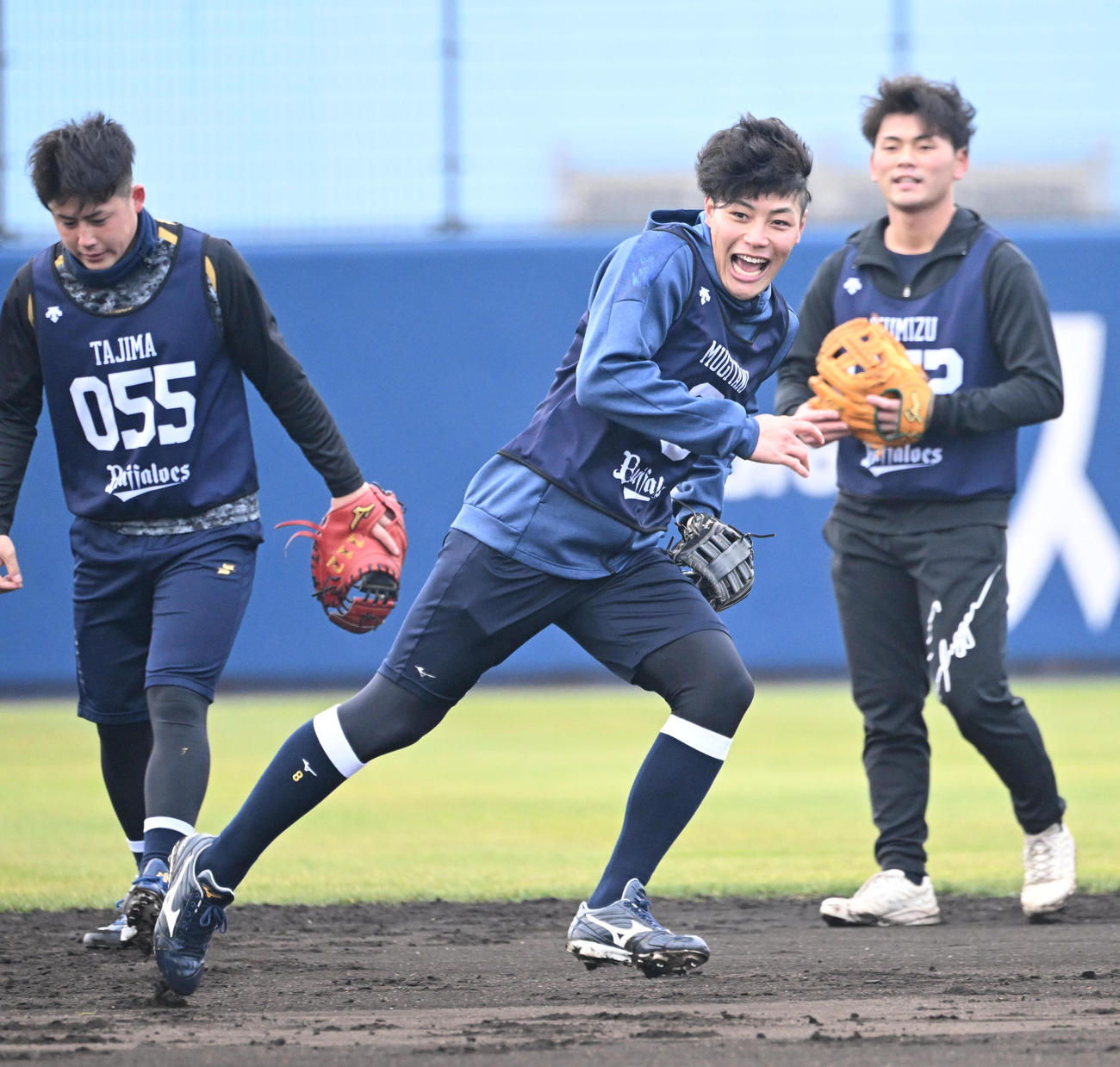 笑顔でノックのボールを追うオリックス麦谷（撮影・和賀正仁）
