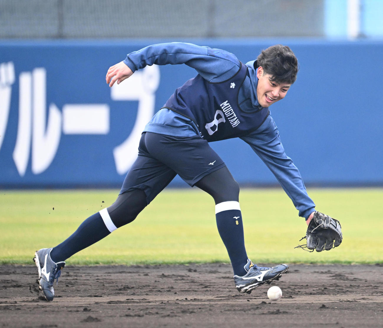 笑顔でノックのボールを追うオリックス麦谷（撮影・和賀正仁）