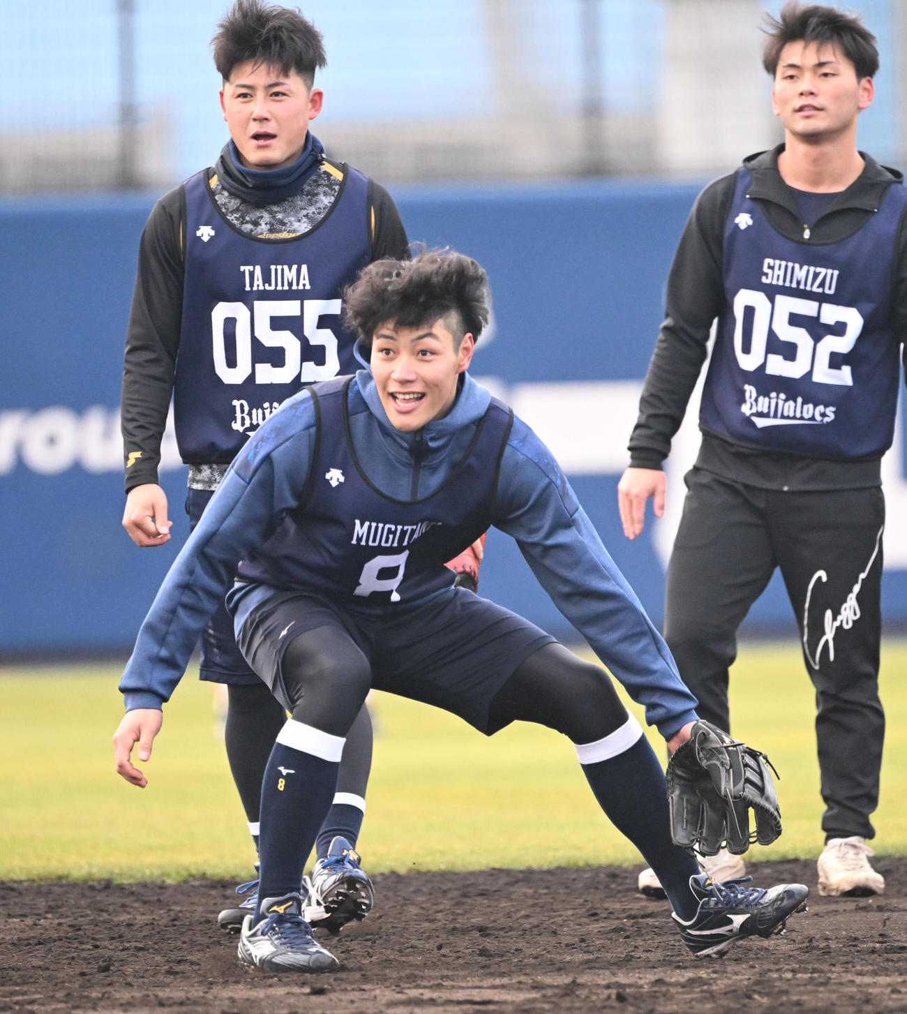 笑顔でノックのボールを追うオリックス麦谷（撮影・和賀正仁）