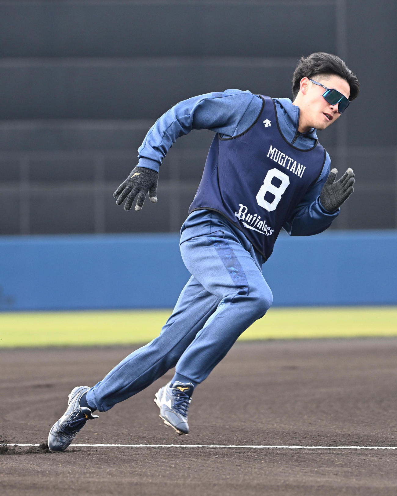 ベースランニングをするオリックス麦谷（撮影・和賀正仁）
