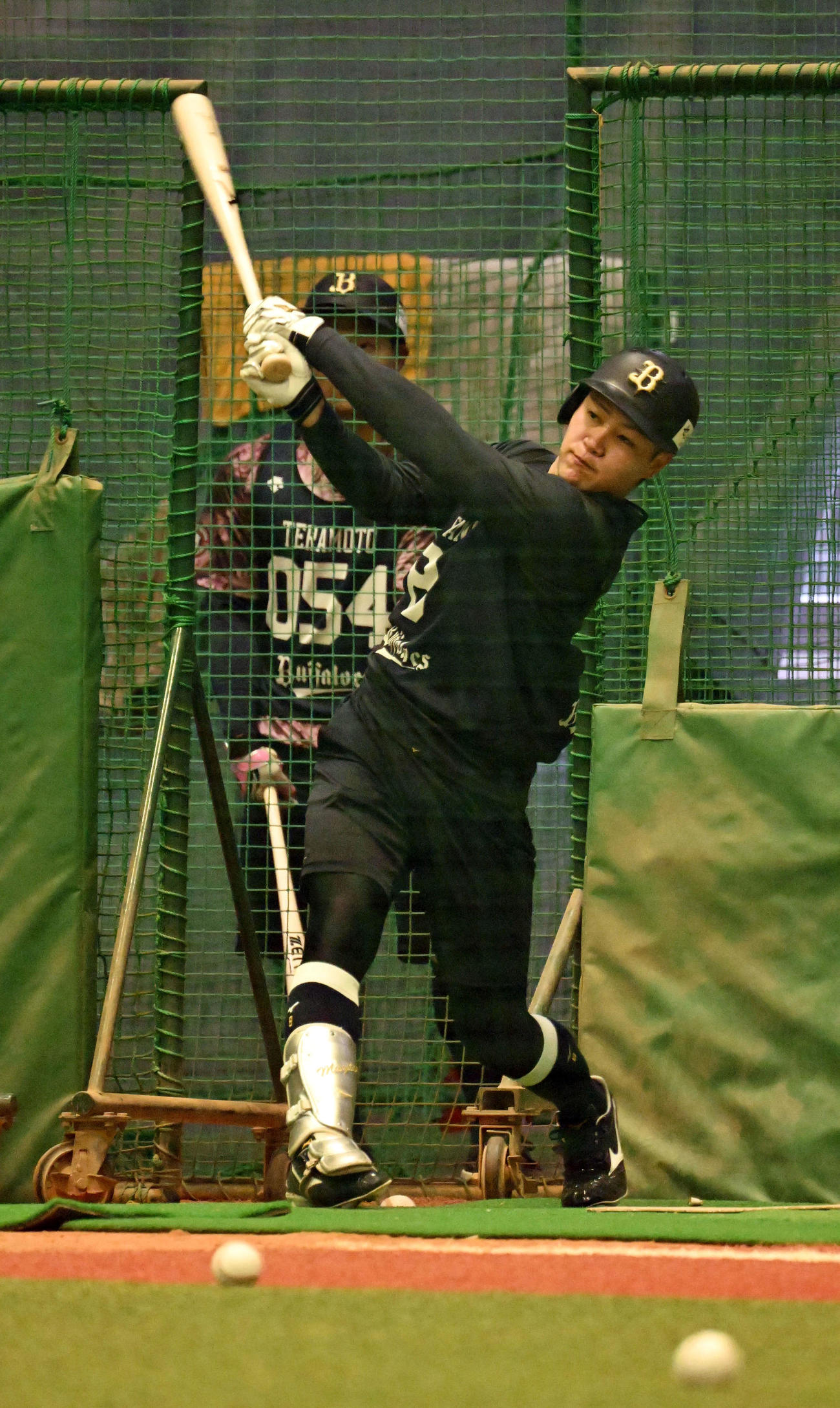 フリー打撃を行うオリックス麦谷（撮影・和賀正仁）