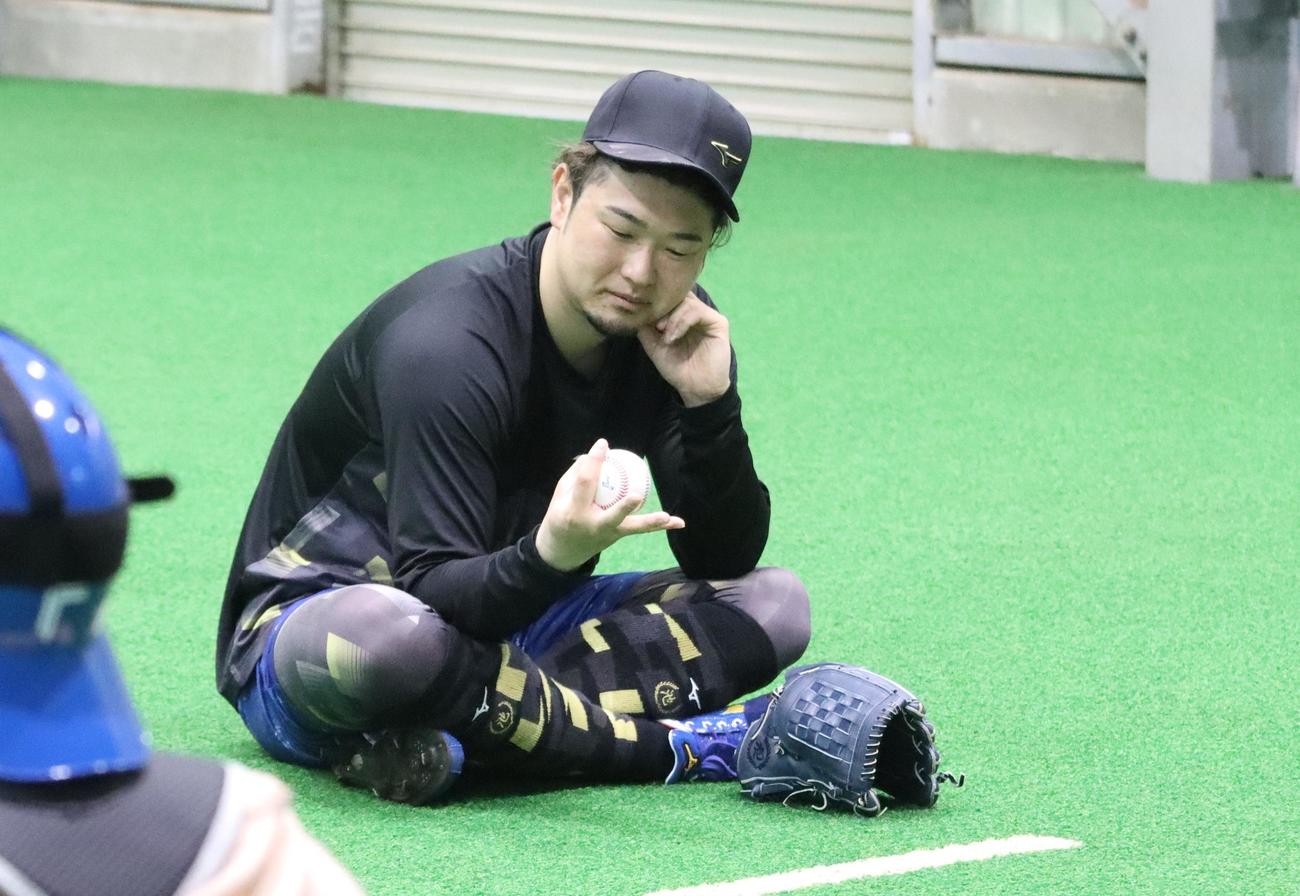 ブルペンでの投球練習後、ボールの握りを確認する日本ハム池田（撮影・永野高輔）