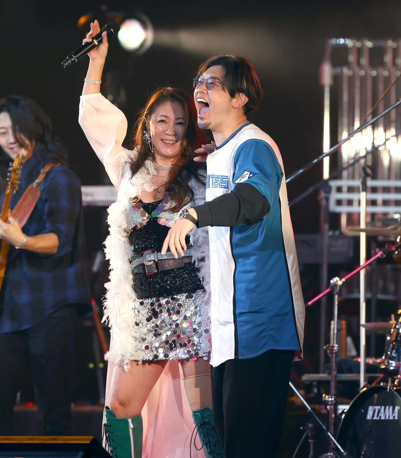 昨年12月のイベントで大黒摩季と共演する日本ハム池田