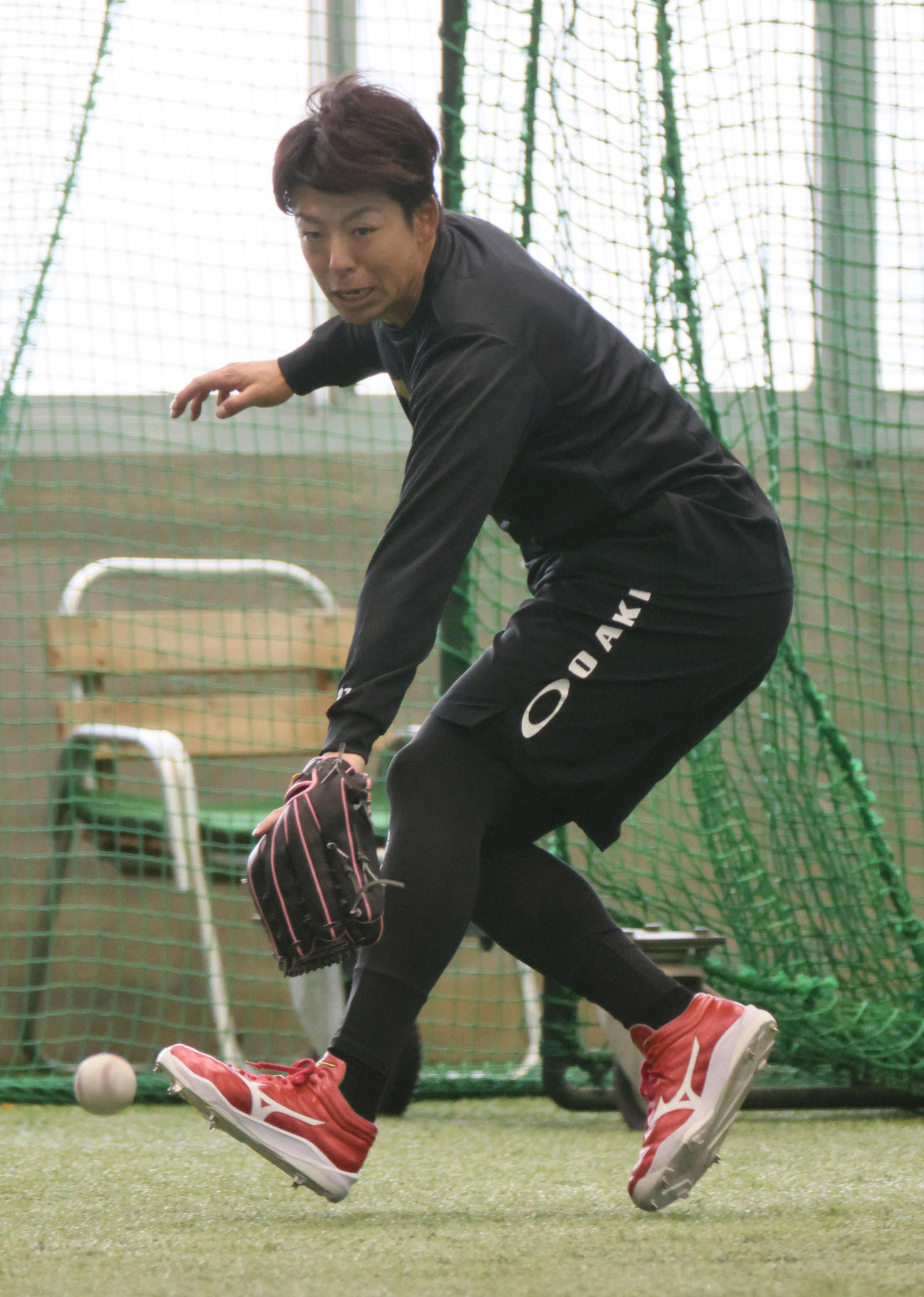 合同自主トレでノックを受ける広島野間（撮影・加藤孝規）