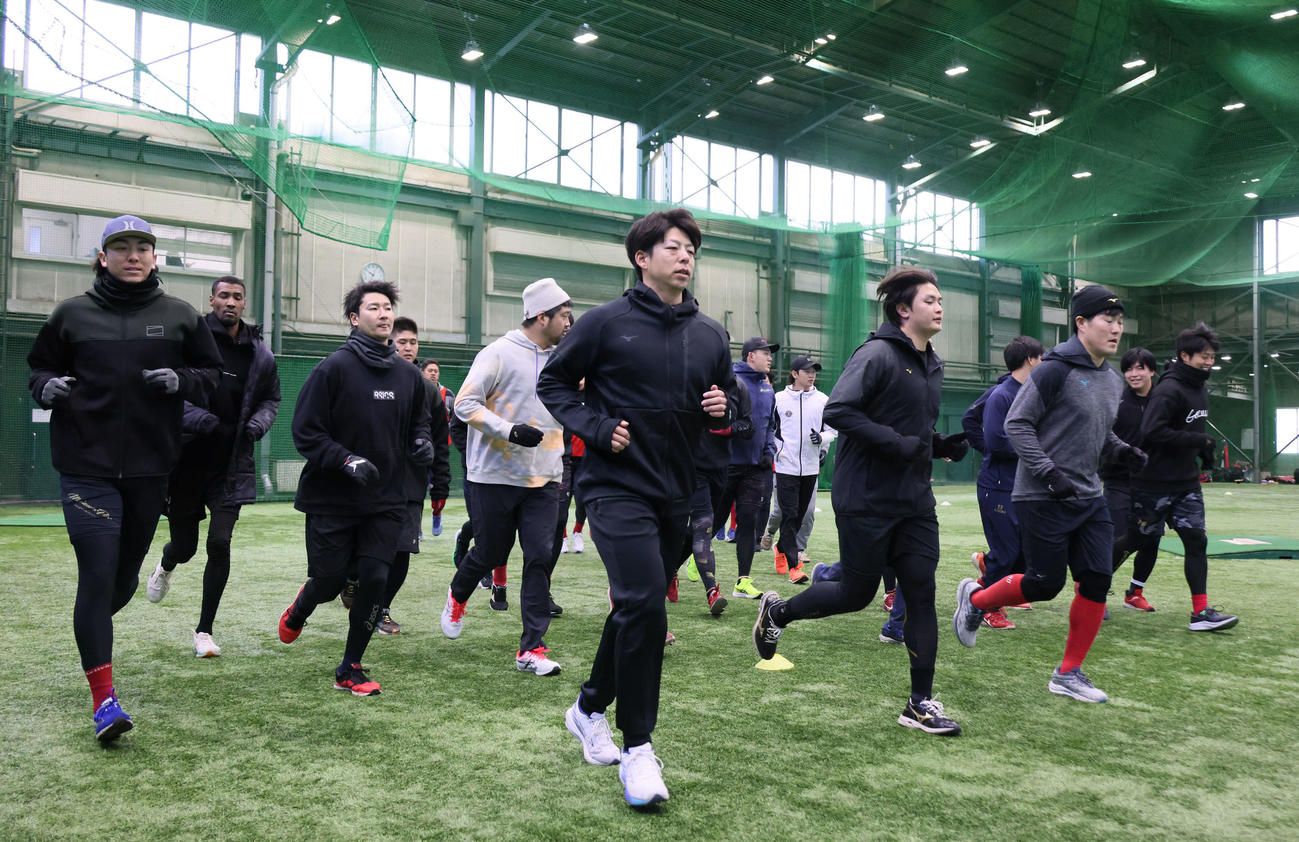 合同自主トレでランニングする野間（中央）ら広島ナイン（撮影・加藤孝規）