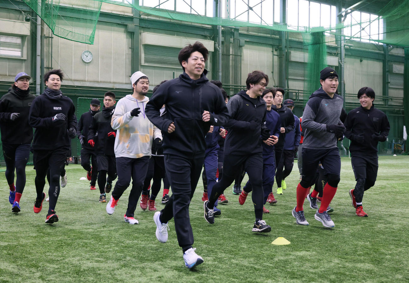 合同自主トレでランニングする野間（中央）ら広島ナイン（撮影・加藤孝規）