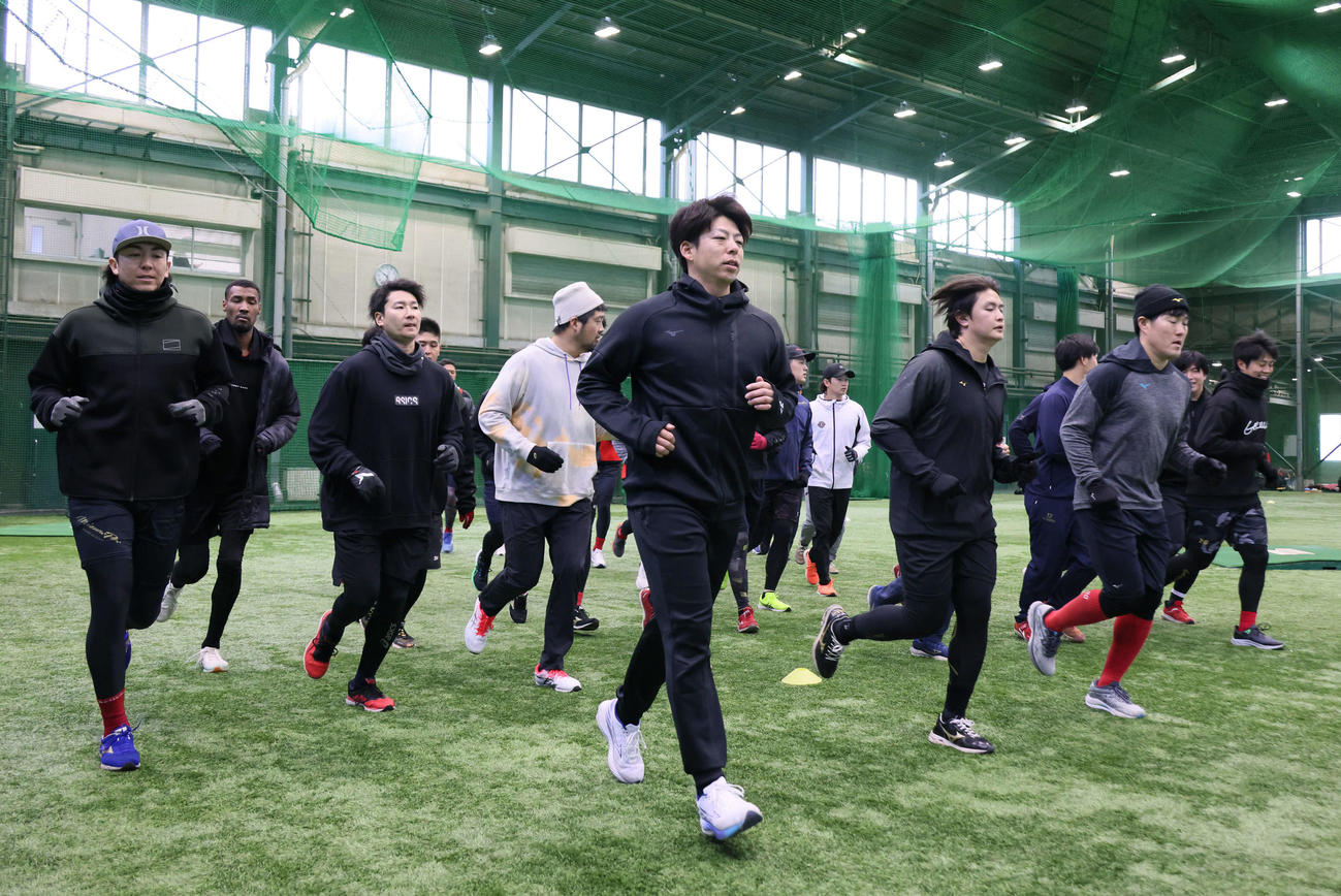 合同自主トレでランニングする野間（中央）ら広島ナイン（撮影・加藤孝規）