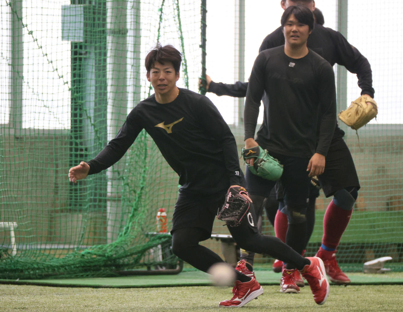 合同自主トレでノックを受ける広島野間。右は高（撮影・加藤孝規）