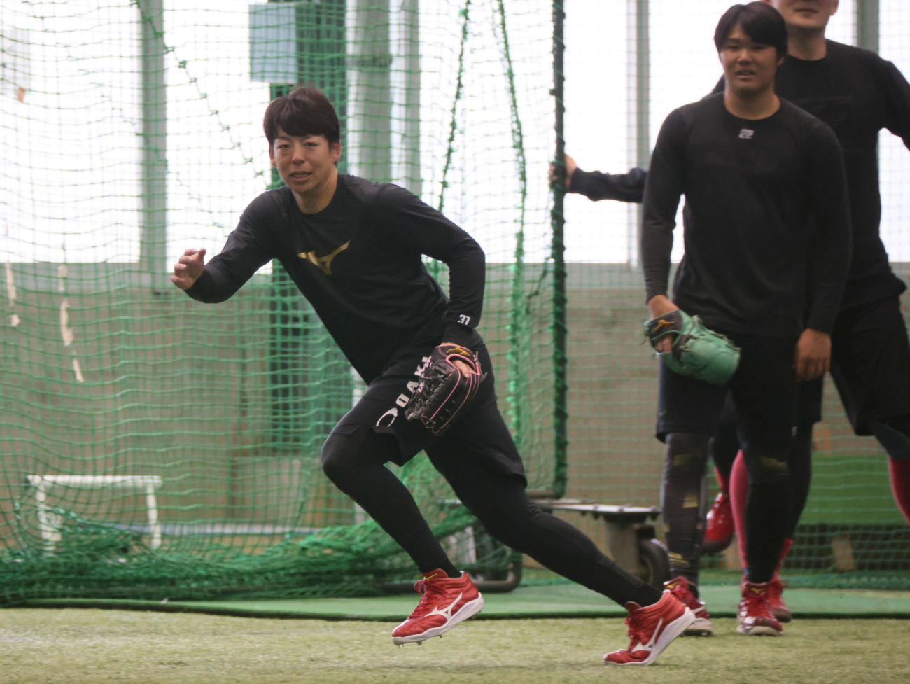 合同自主トレでノックを受ける広島野間。右は高（撮影・加藤孝規）