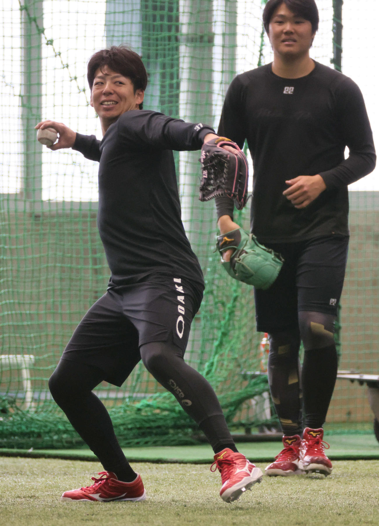 合同自主トレでノックを受ける広島野間。右は高（撮影・加藤孝規）