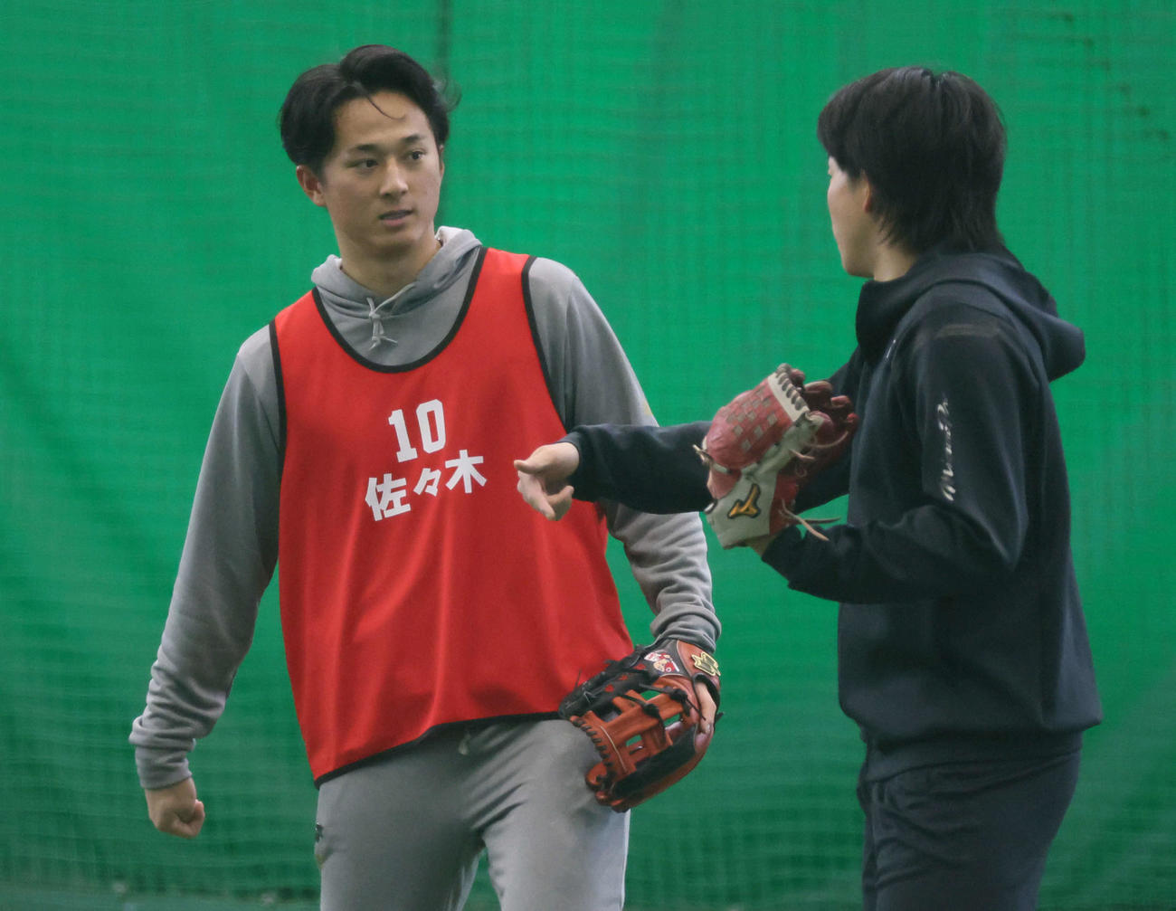合同自主トレで話し合うドラフト1位の佐々木（左）と常広（撮影・加藤孝規）