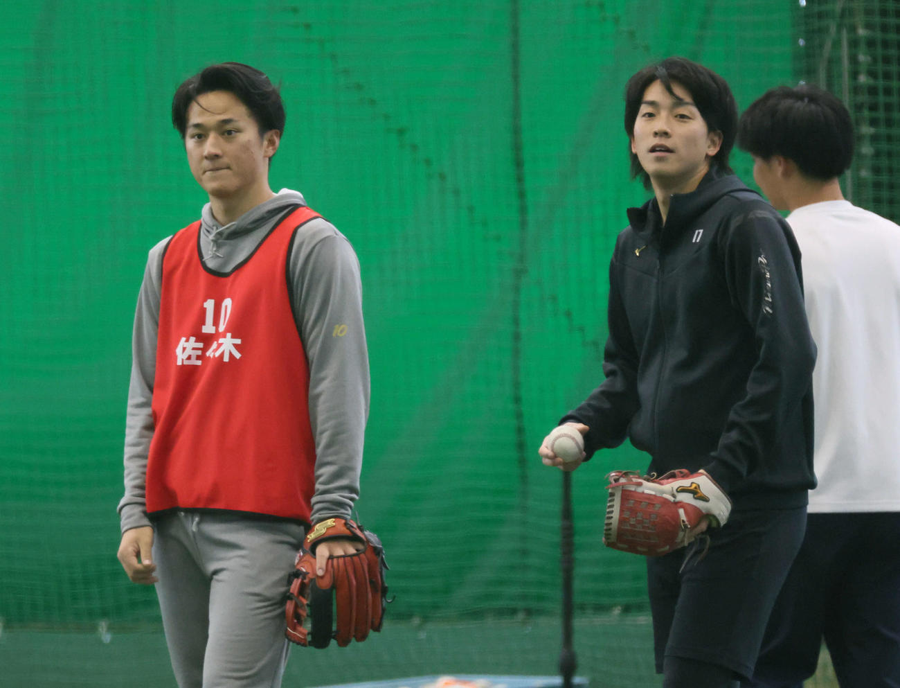 合同自主トレで話し合うドラフト1位の佐々木（左）と常広（撮影・加藤孝規）