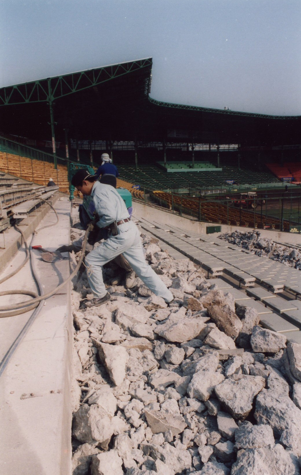 1995年1月、震災後、補修工事される甲子園球場のアルプス席