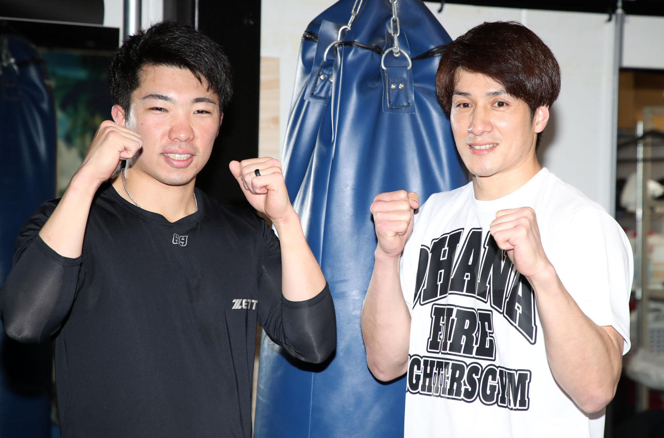 自主トレを公開した石井（左）は金谷トレーナーとファイティングポーズを見せる（撮影・加藤哉）