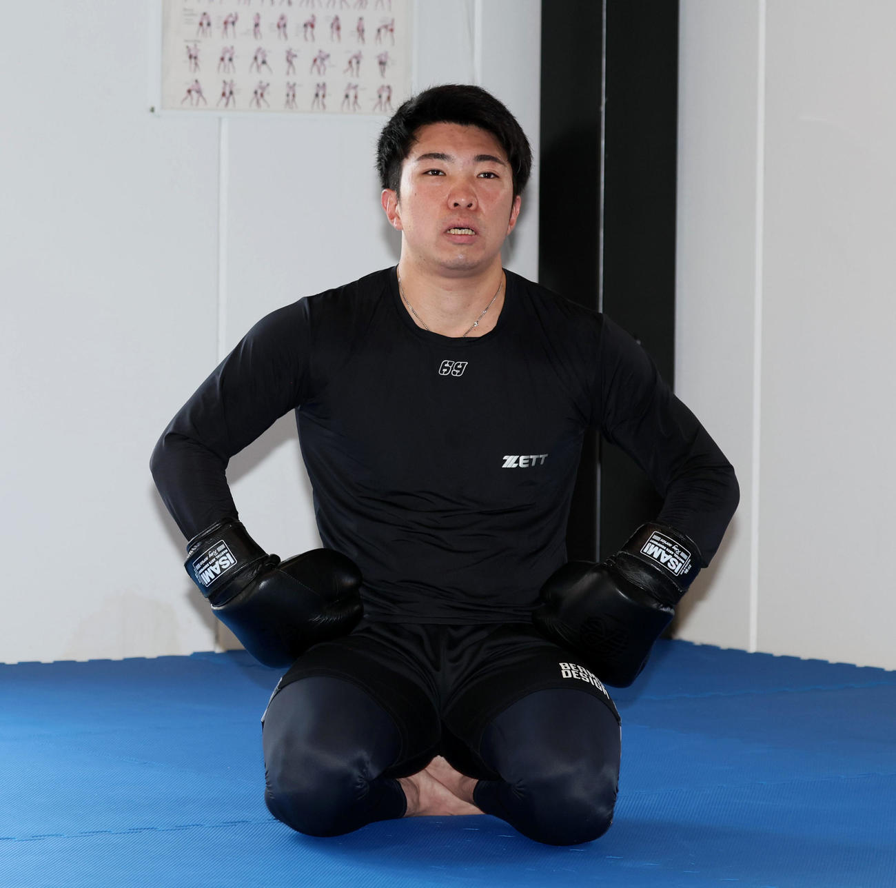 自主トレを公開した石井はキックボクシングのミット打ちを行い正座して呼吸を整える（撮影・加藤哉）