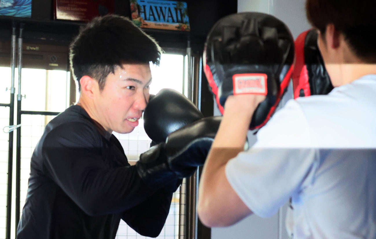自主トレを公開し金谷トレーナー（右）とミット打ちを行う石井（撮影・加藤哉）