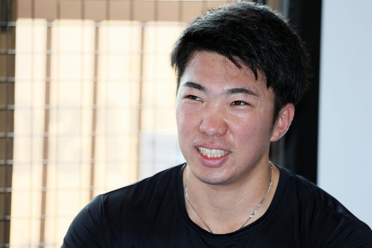 自主トレを公開した石井はキックボクシングのミット打ちを行いトレーナーと談笑する（撮影・加藤哉）