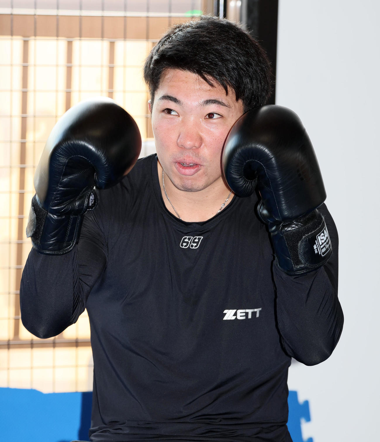 自主トレを公開した石井はキックボクシングのミット打ちを行った（撮影・加藤哉）