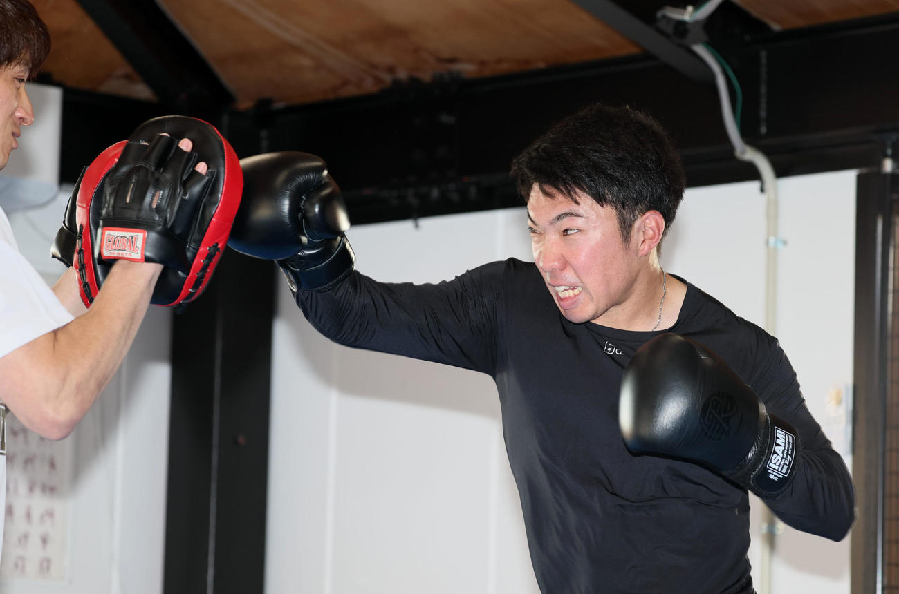 自主トレを公開した石井はキックボクシングのミット打ちを金谷トレーナー（左）と行った（撮影・加藤哉）