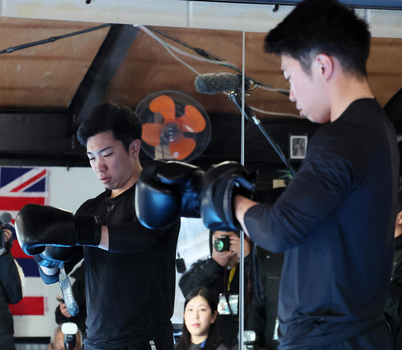 自主トレを公開した石井はキックボクシングのミット打ちを行うためグローブを装着する（撮影・加藤哉）