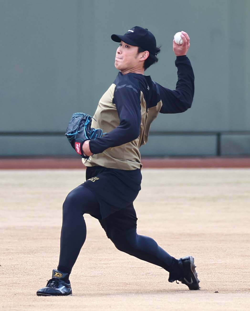 キャッチボールをする佐藤蓮（撮影・上田博志）