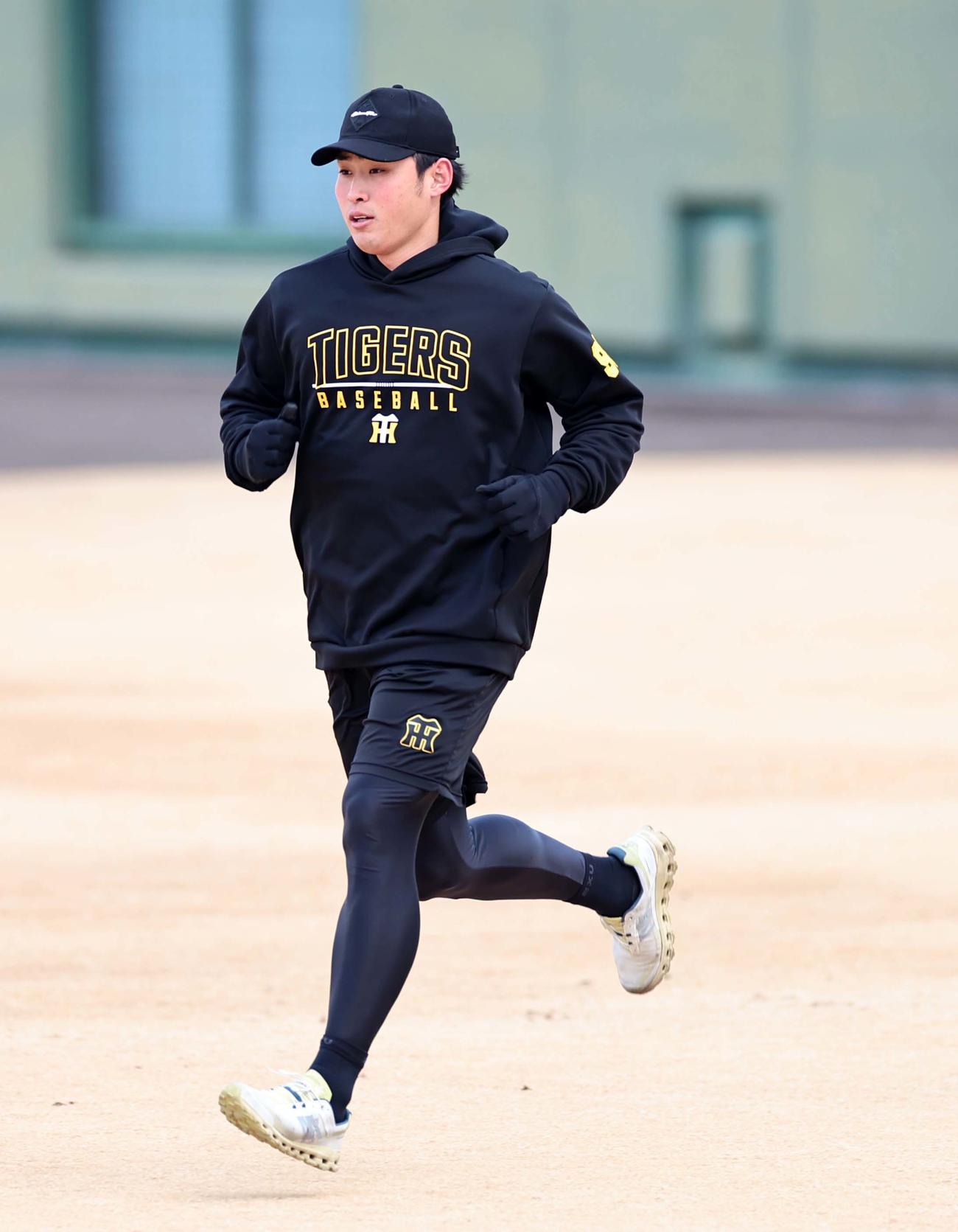 外野を走る佐藤蓮（撮影・上田博志）