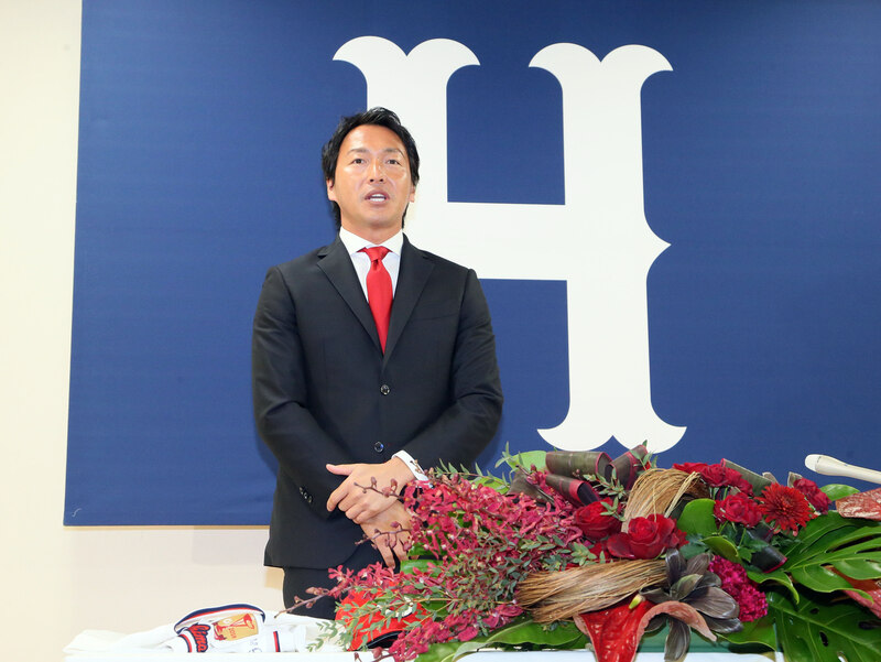 19年1月23日、巨人から人的補償で広島に移籍し入団会見に臨む長野久義