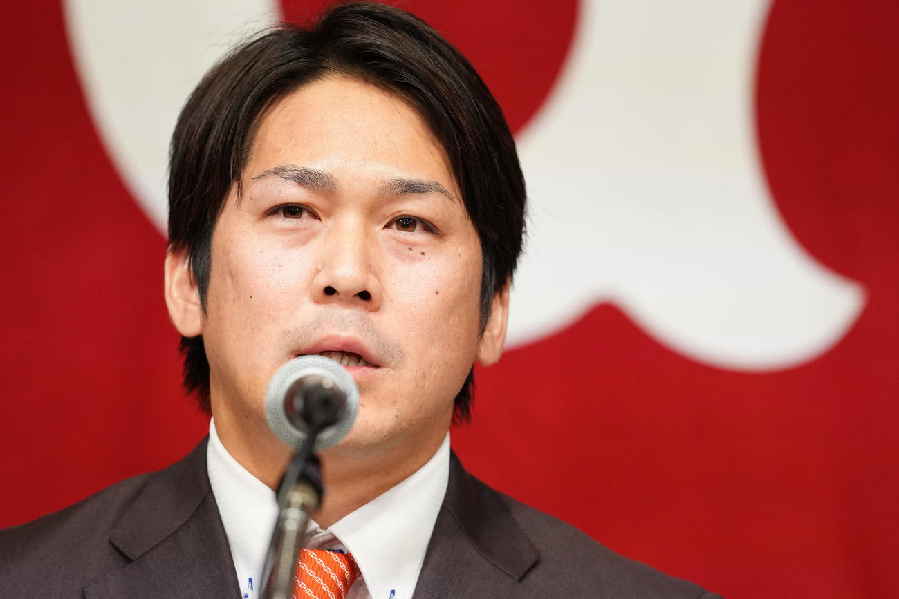 入団会見で意気込みを語る巨人甲斐（2024年12月26日）