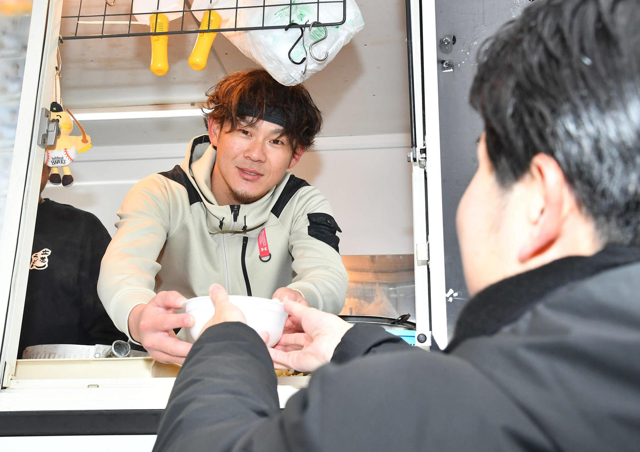 報道陣にうどんをふるまうソフトバンク牧原大（撮影・岩下翔太）
