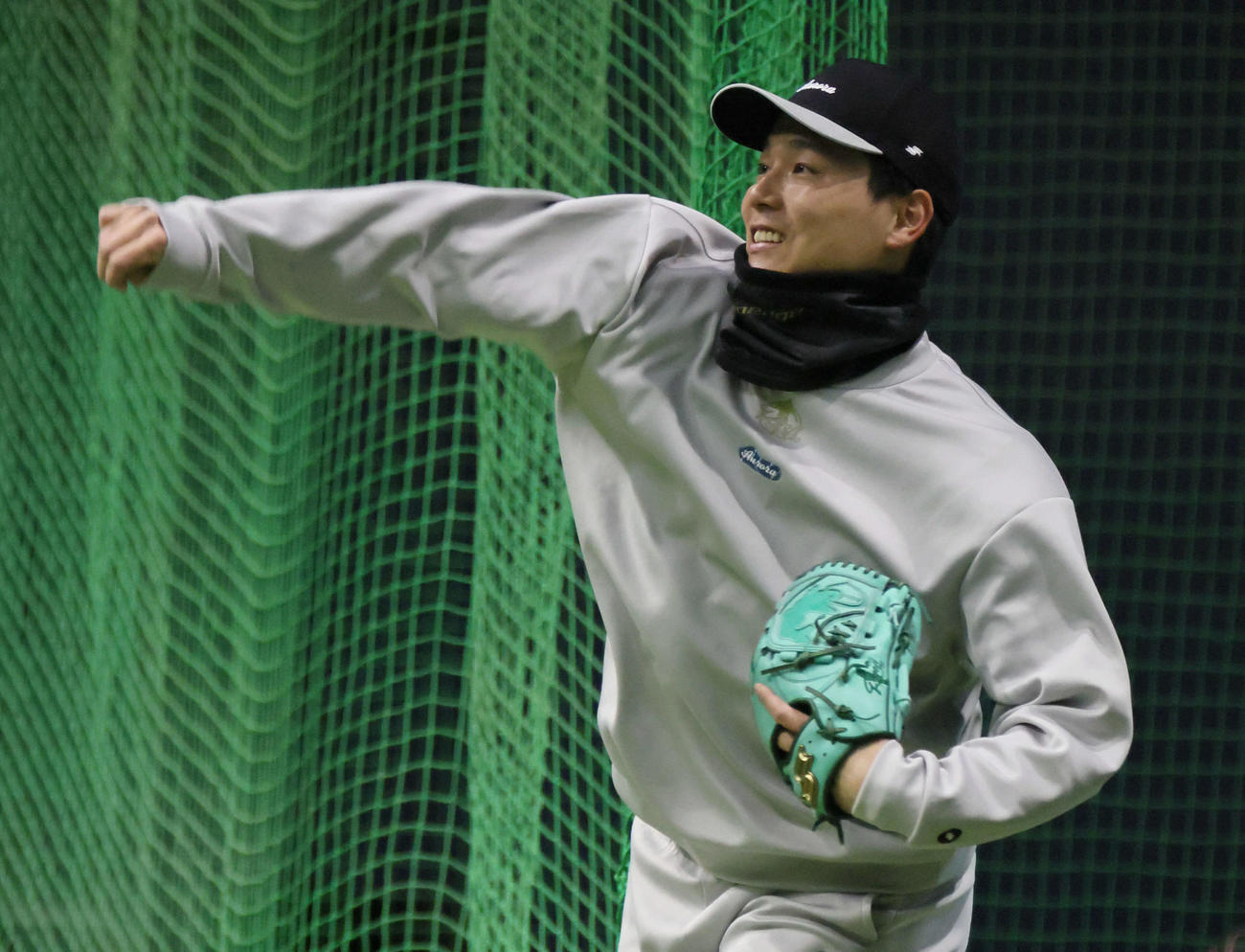 合同自主トレでキャッチボールをする広島栗林（撮影・加藤孝規）