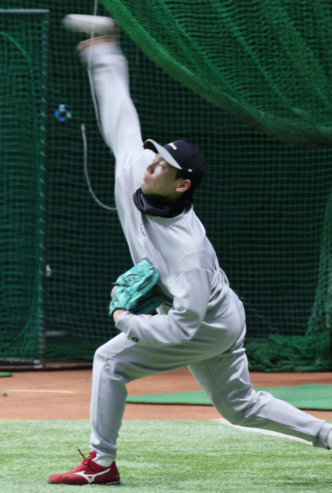合同自主トレでキャッチボールをする広島栗林（撮影・加藤孝規）
