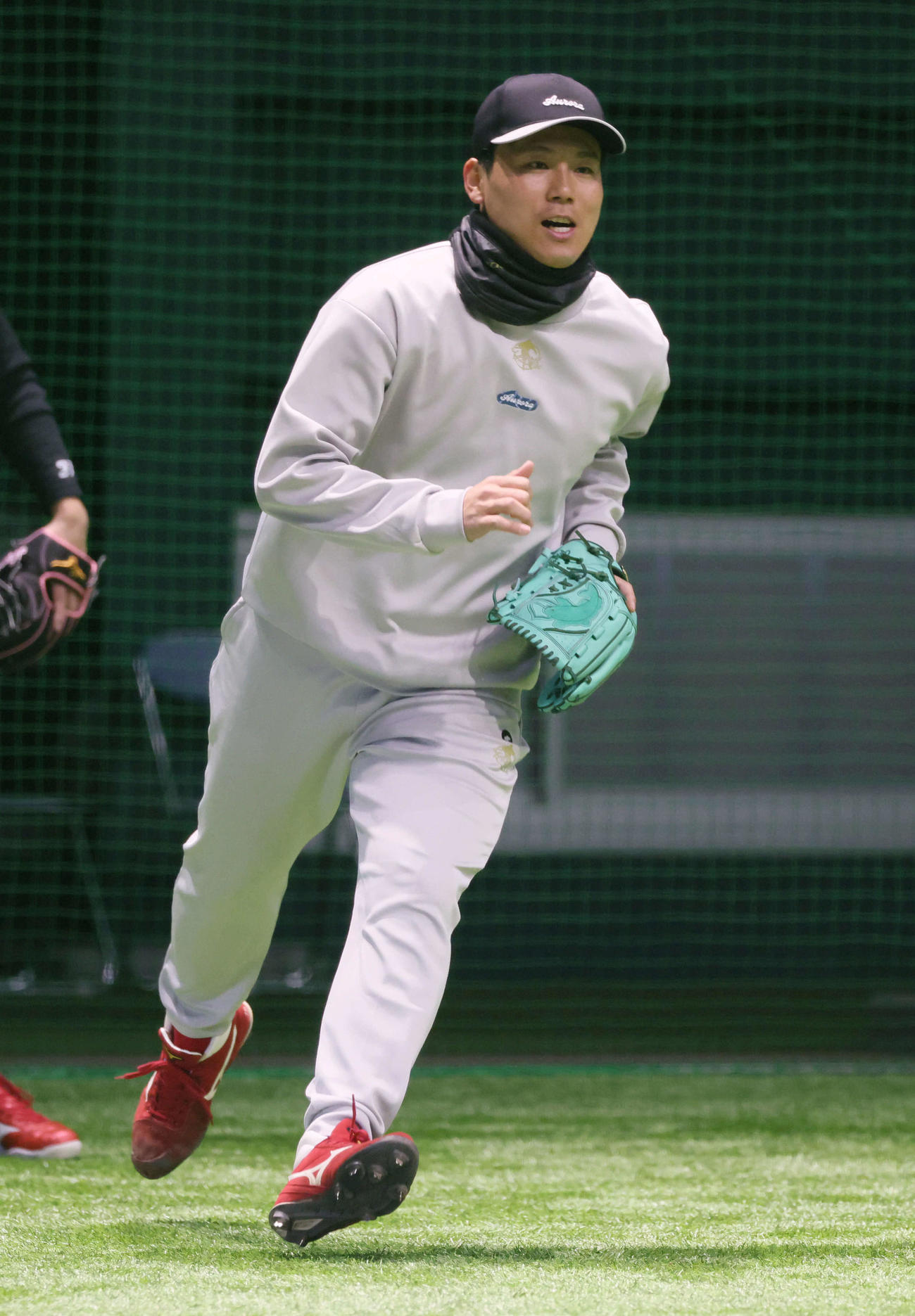 合同自主トレでノックを受ける広島栗林（撮影・加藤孝規）