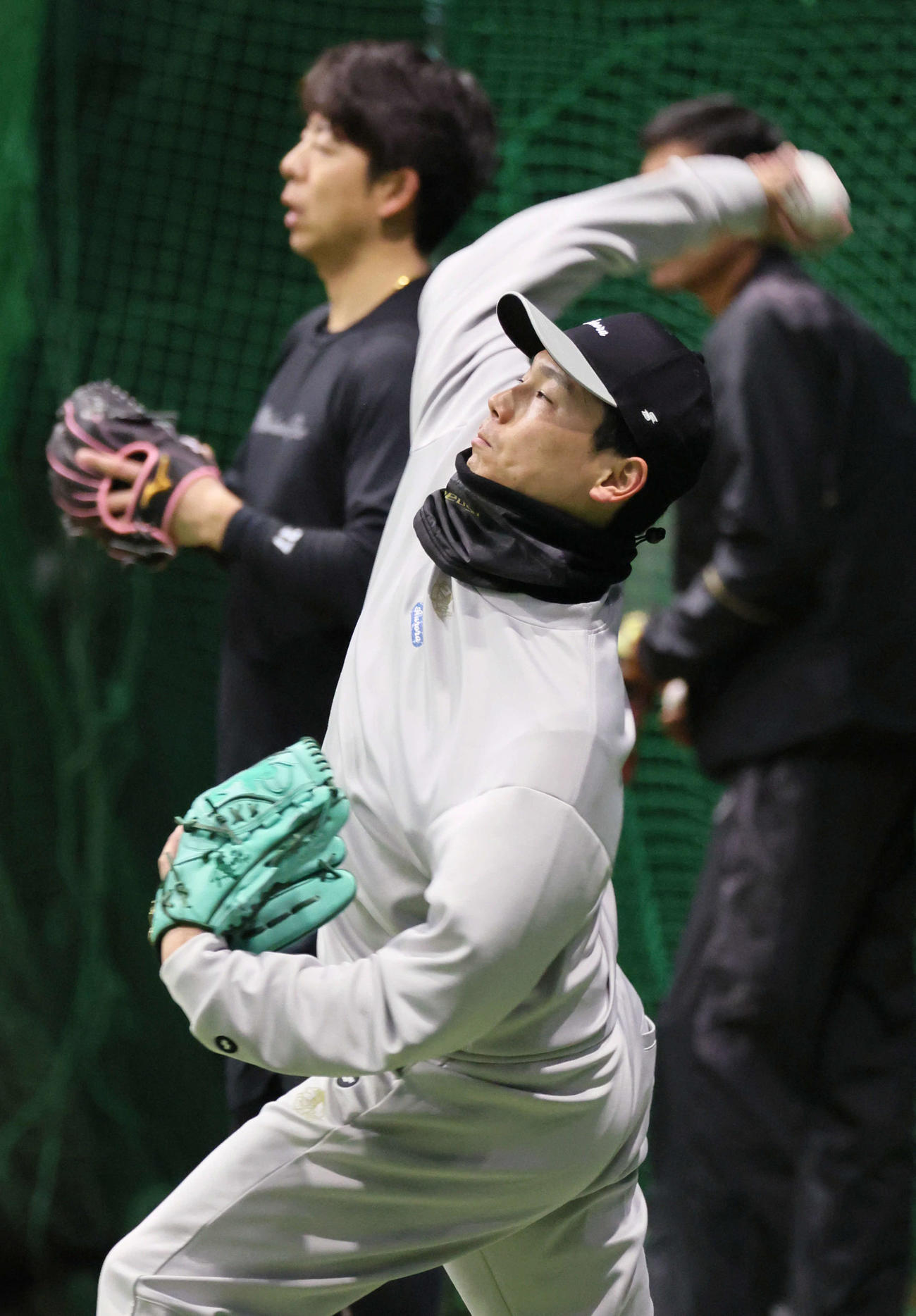 合同自主トレでキャッチボールをする広島栗林（撮影・加藤孝規）