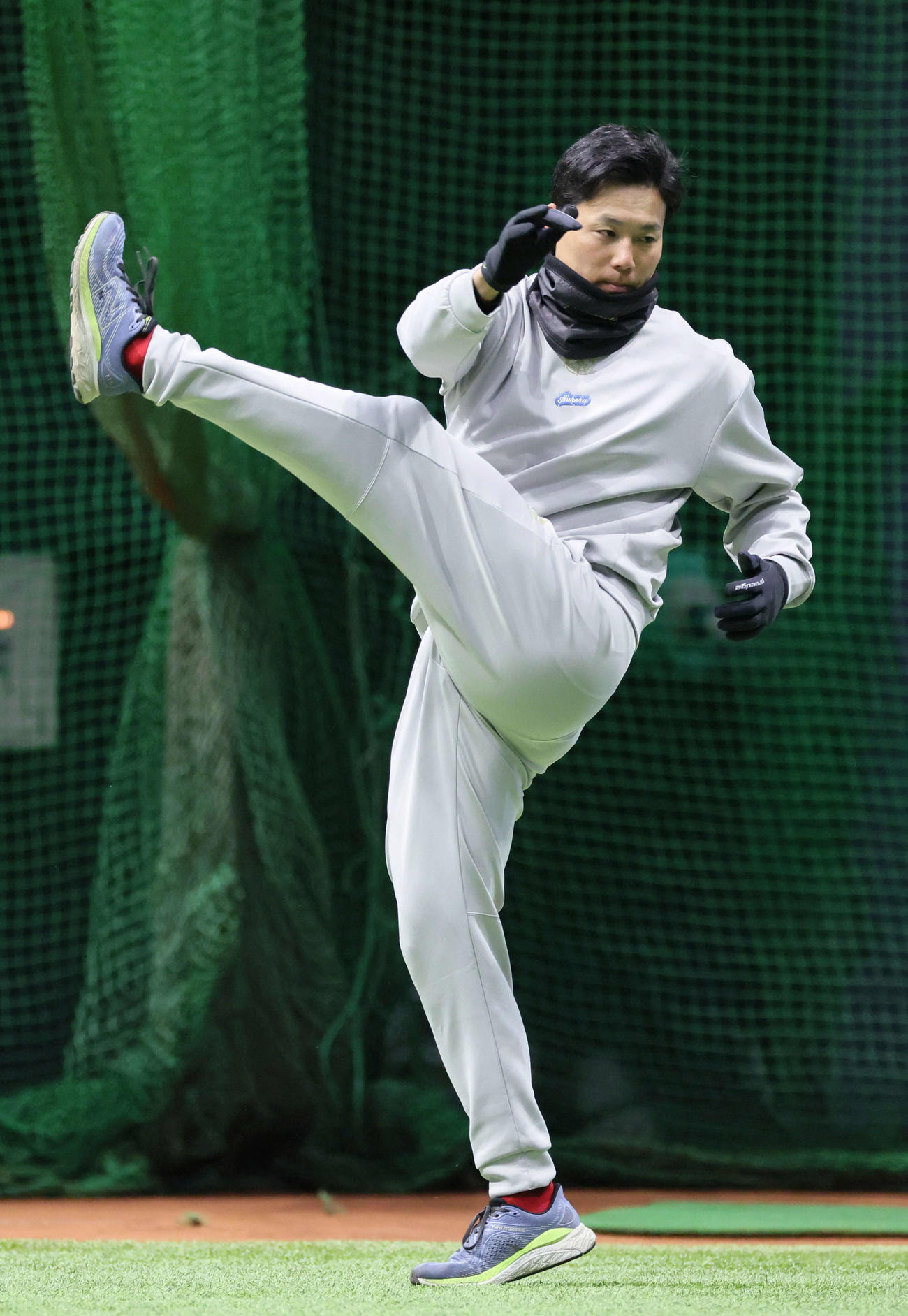 合同自主トレで身体をほぐす広島栗林（撮影・加藤孝規）