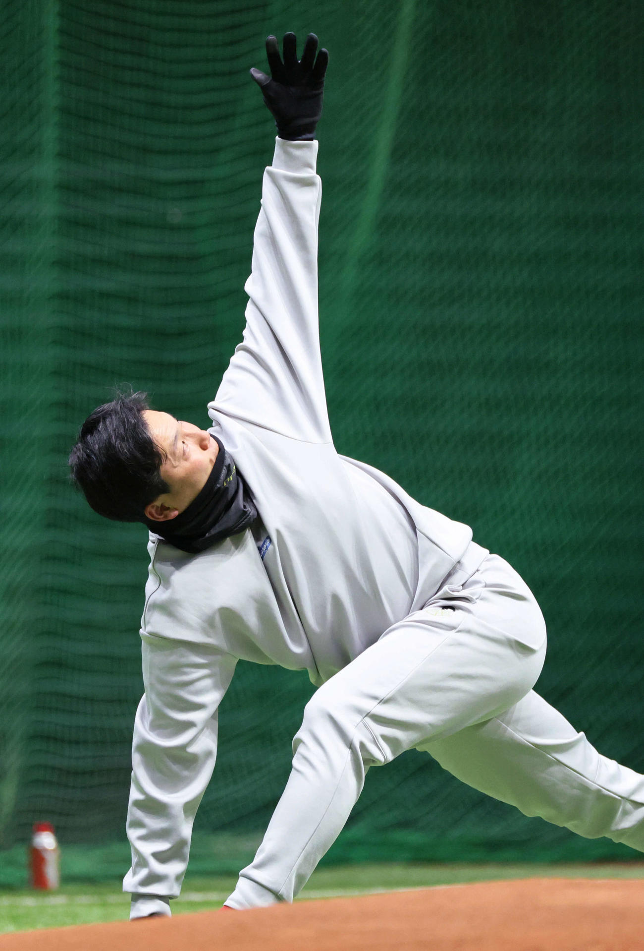 合同自主トレで身体をほぐす広島栗林（撮影・加藤孝規）