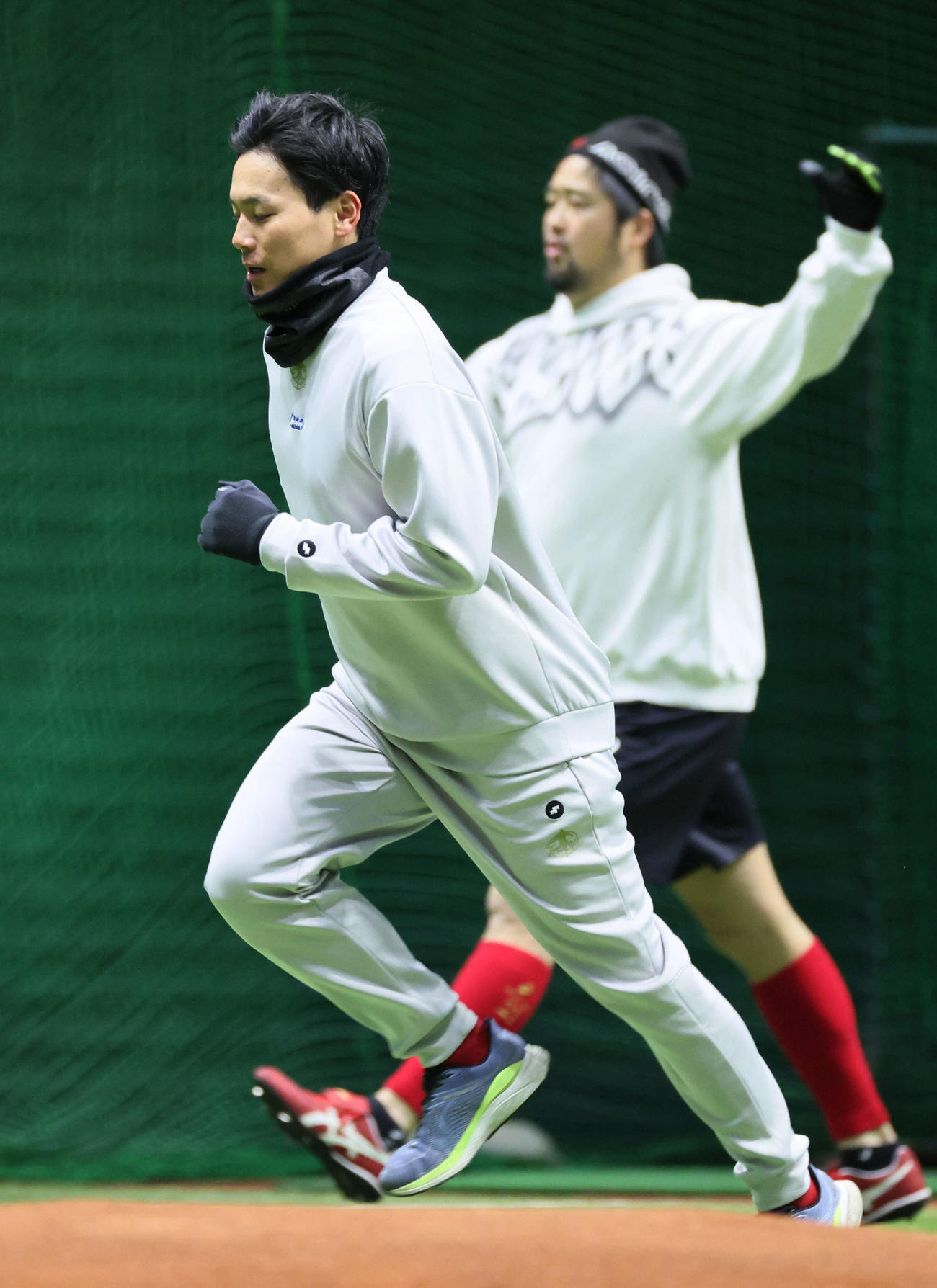 合同自主トレでランニングする広島栗林。右後ろは中崎（撮影・加藤孝規）