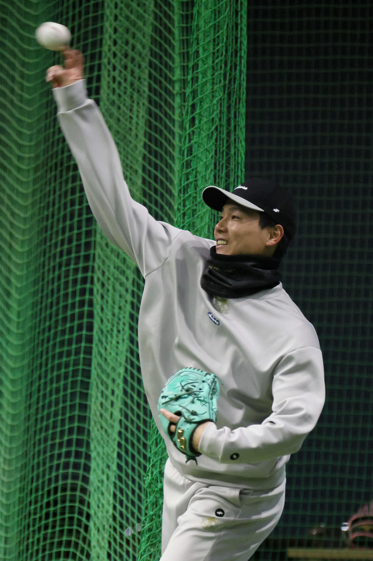 合同自主トレでキャッチボールをする広島栗林（撮影・加藤孝規）