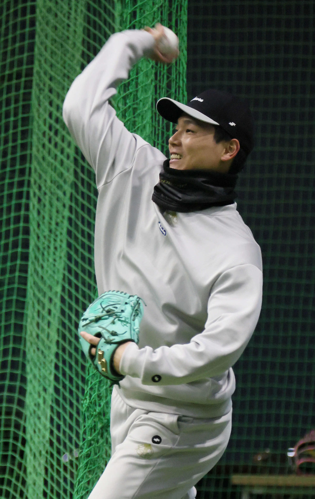 合同自主トレでキャッチボールをする広島栗林（撮影・加藤孝規）