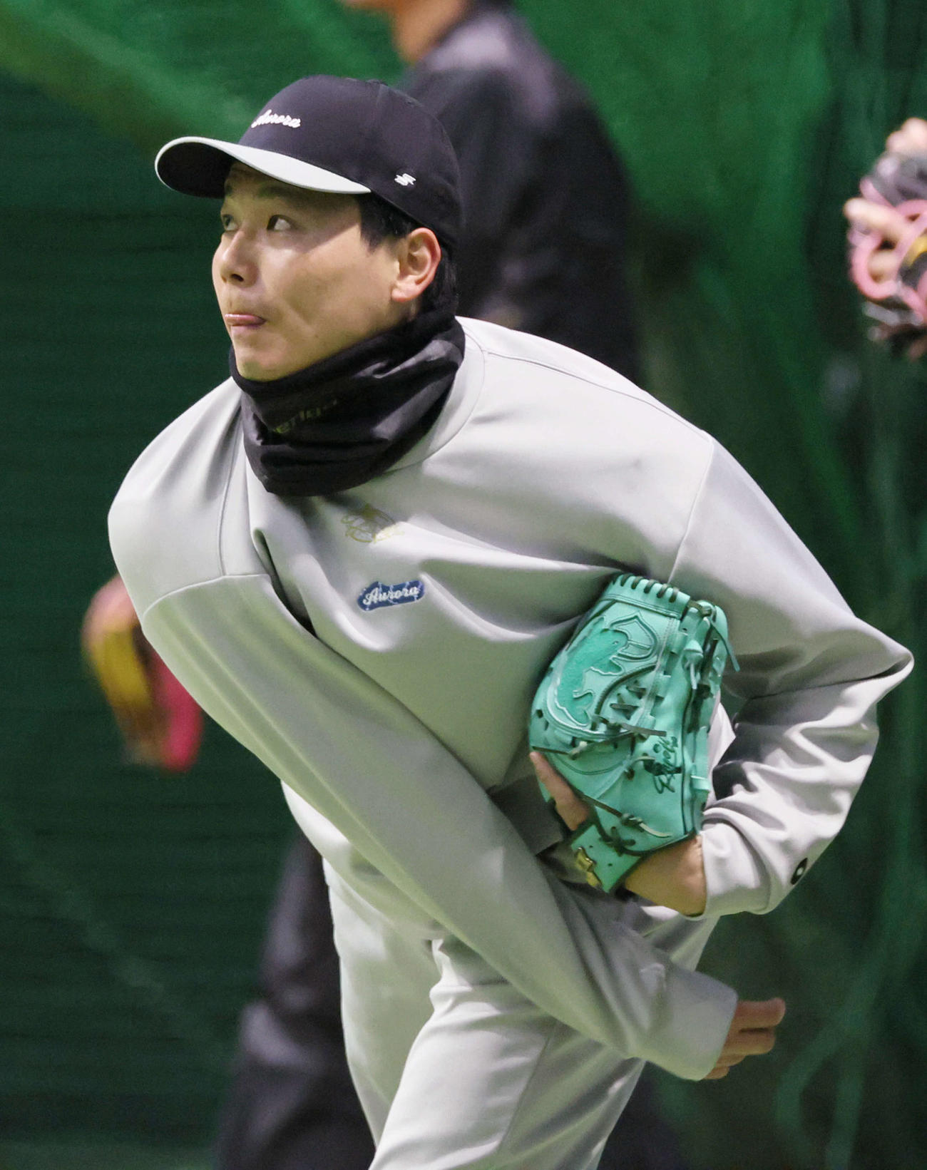 合同自主トレでキャッチボールをする広島栗林（撮影・加藤孝規）